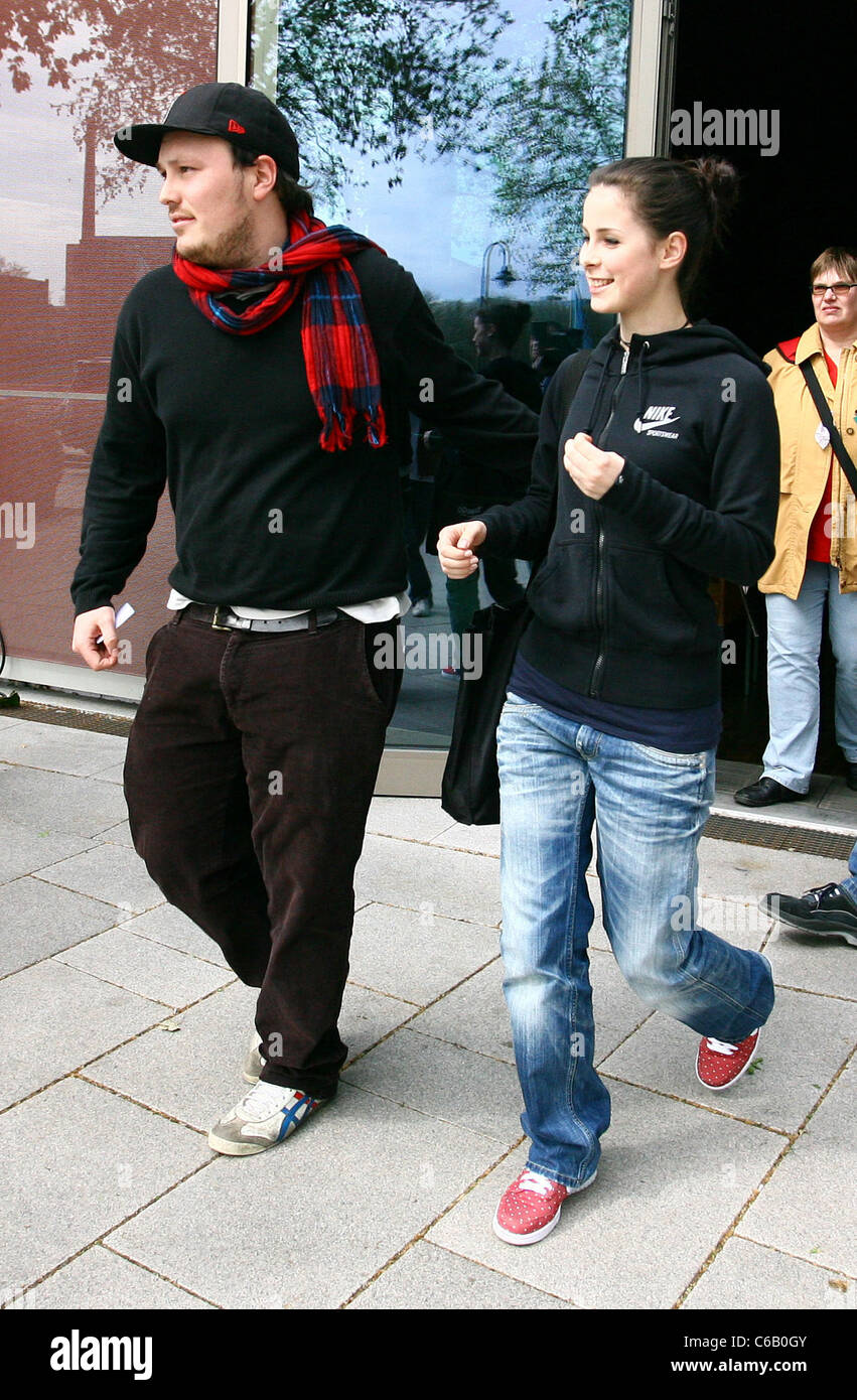Lena Meyer Landrut quitter la station de radio Radio Bremen 4 par la porte arrière. L 'allemand Unser Star für Oslo' a fait sa star Banque D'Images Lena Meyer Landrut quitter la station de radio Radio Bremen 4 par la porte arrière. L 'allemand Unser Star für Oslo' a fait sa star Banque D'Images