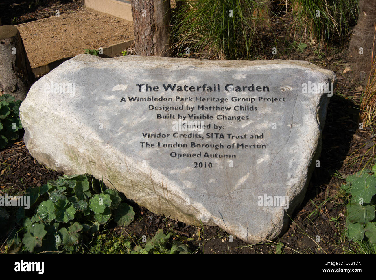 La cascade de marquage inscrit Rock Garden à winbledon Park, London, Londres, Angleterre du Sud-Ouest Banque D'Images