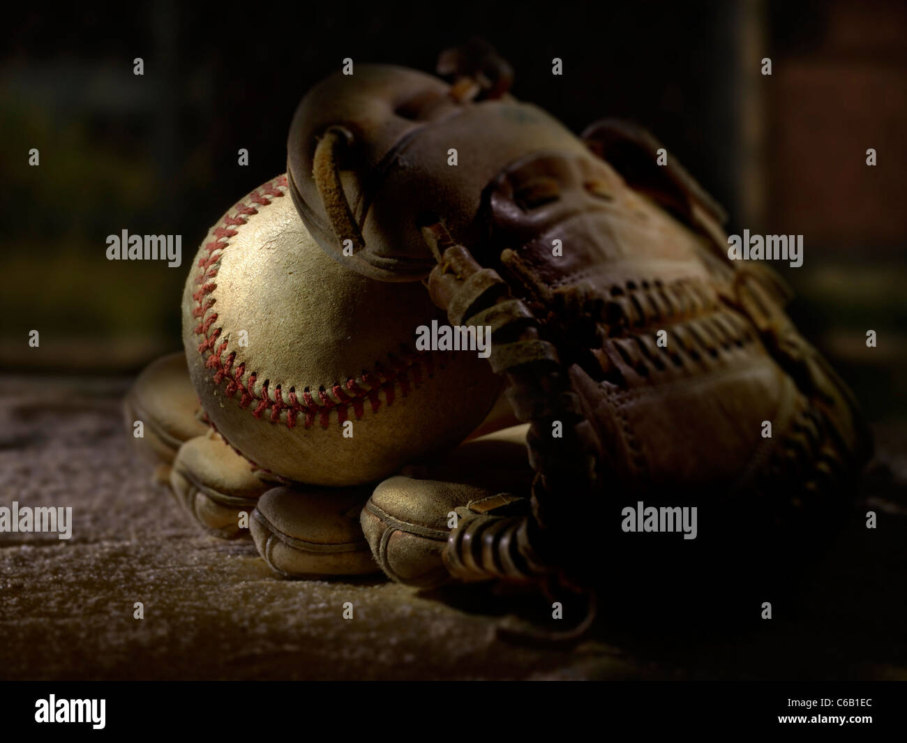 Le base-ball avec de vieux gant de baseball, USA Banque D'Images