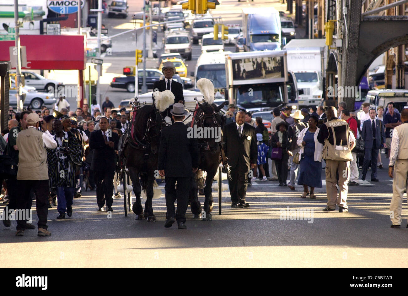 Des centaines de famille, fans et supporters à pied aux funérailles de la légende du jazz Lionel Hampton le 7 septembre 2002 à NEW YORK Banque D'Images