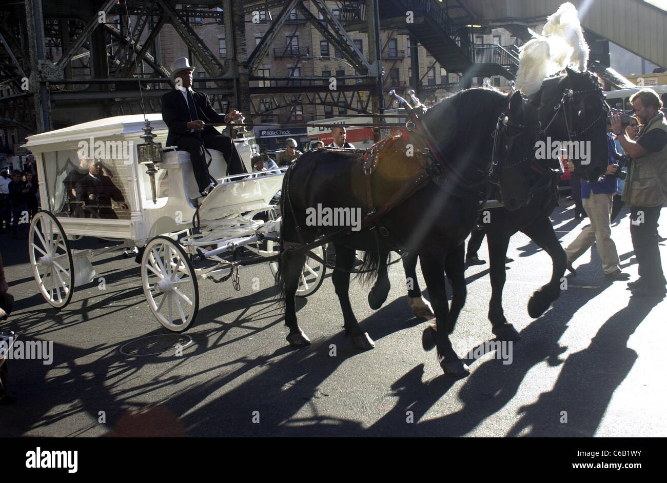 Des centaines de famille, fans et supporters à pied aux funérailles de la légende du jazz Lionel Hampton le 7 septembre 2002 à NEW YORK Banque D'Images