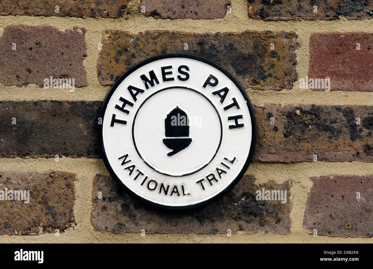 Thames Path sentier national plaque murale à St Katharine's Dock London UK. Banque D'Images