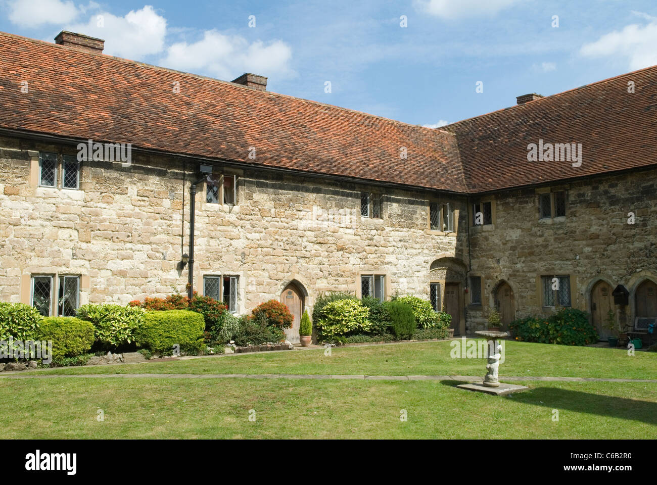 Les maisons Alms appelé le New College of Cobham. Charles Dickens a utilisé le pub The Leather Bottle dans ce village de Kentish et a incorporé la vie du village comme il le voit ici dans beaucoup de ses romans. Cobham, Kent, Angleterre, Royaume-Uni. Années 2010 2011 HOMER SYKES Banque D'Images