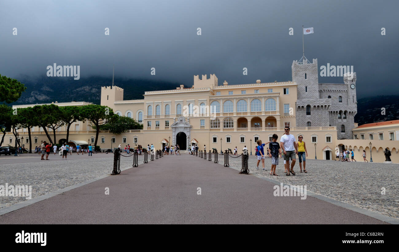 Vue sur le le Palais du Prince dans la Principauté de Monaco, sur la côte Méditerranéenne Banque D'Images