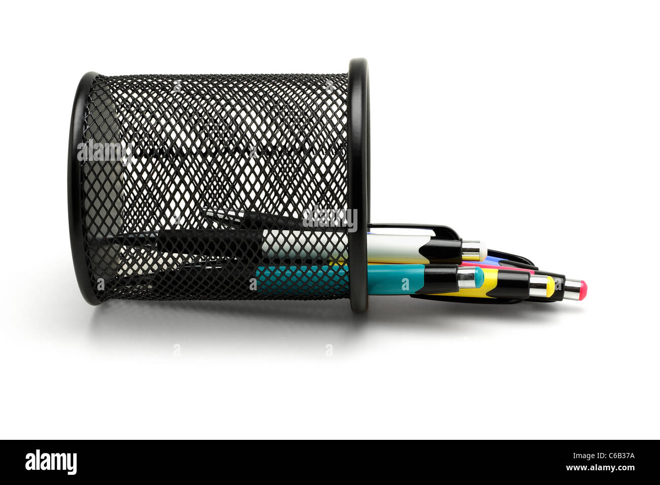 Stylos à bille multicolore de tombé renversé contenant panier noir Banque D'Images
