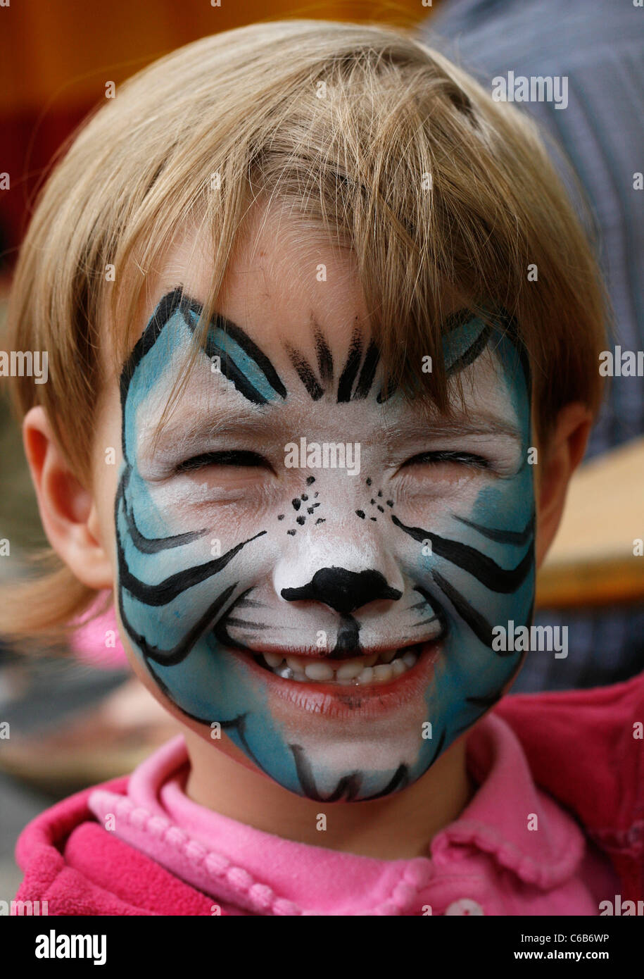 Une jeune fille souriante avec un visage peint vu à un Children's Festival à Leipzig, Allemagne Banque D'Images