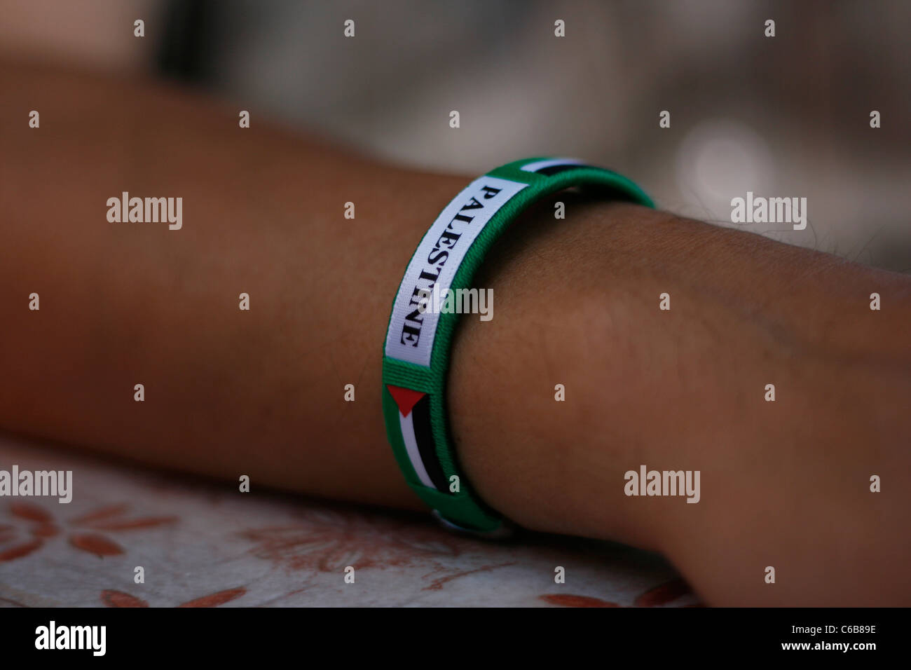 Un bracelet avec les symboles de la Palestine Banque D'Images