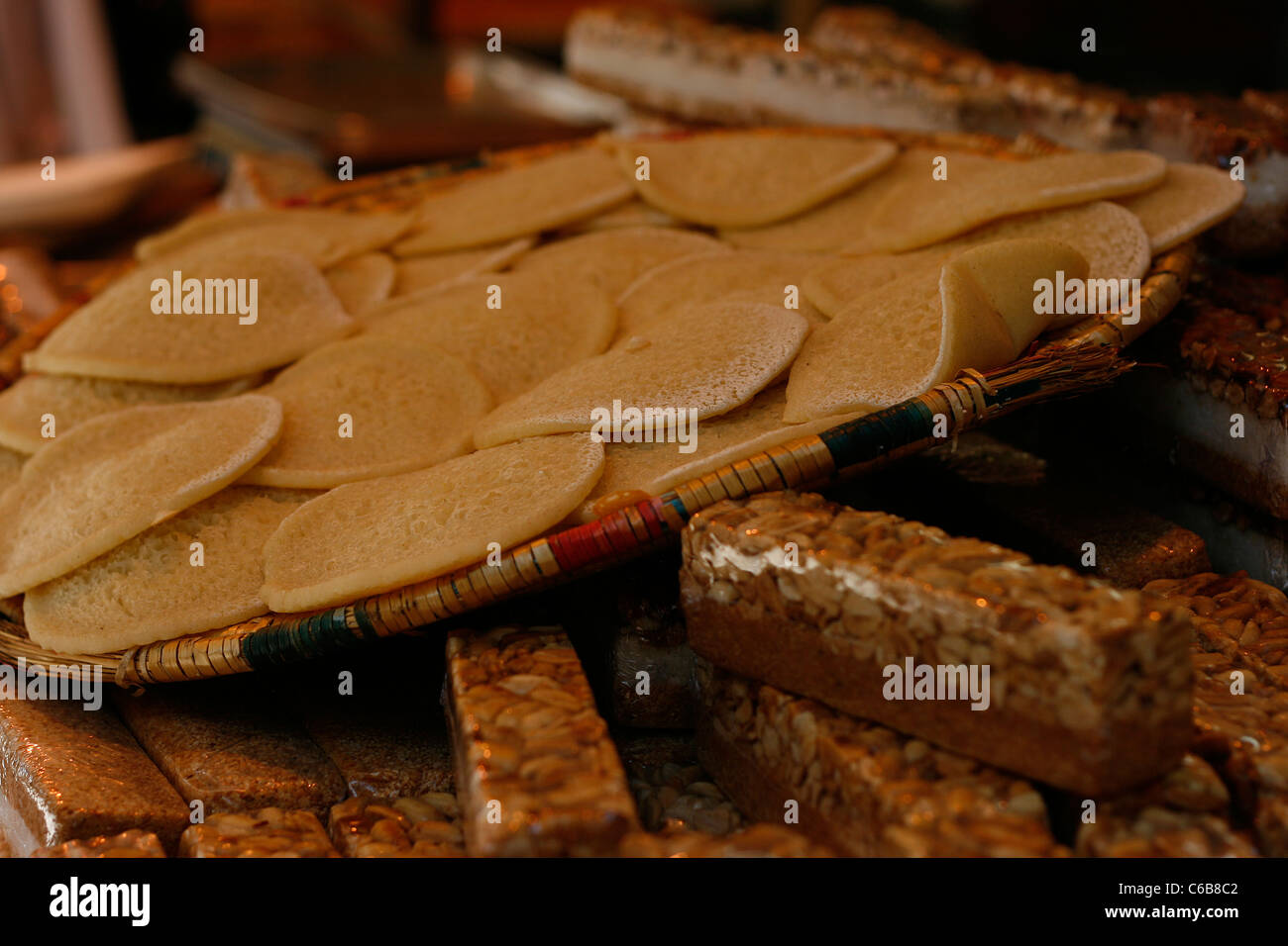 Différents types de gâteaux affiche dans une vitrine au bazar, dans la vieille ville de Jérusalem, Israël Banque D'Images