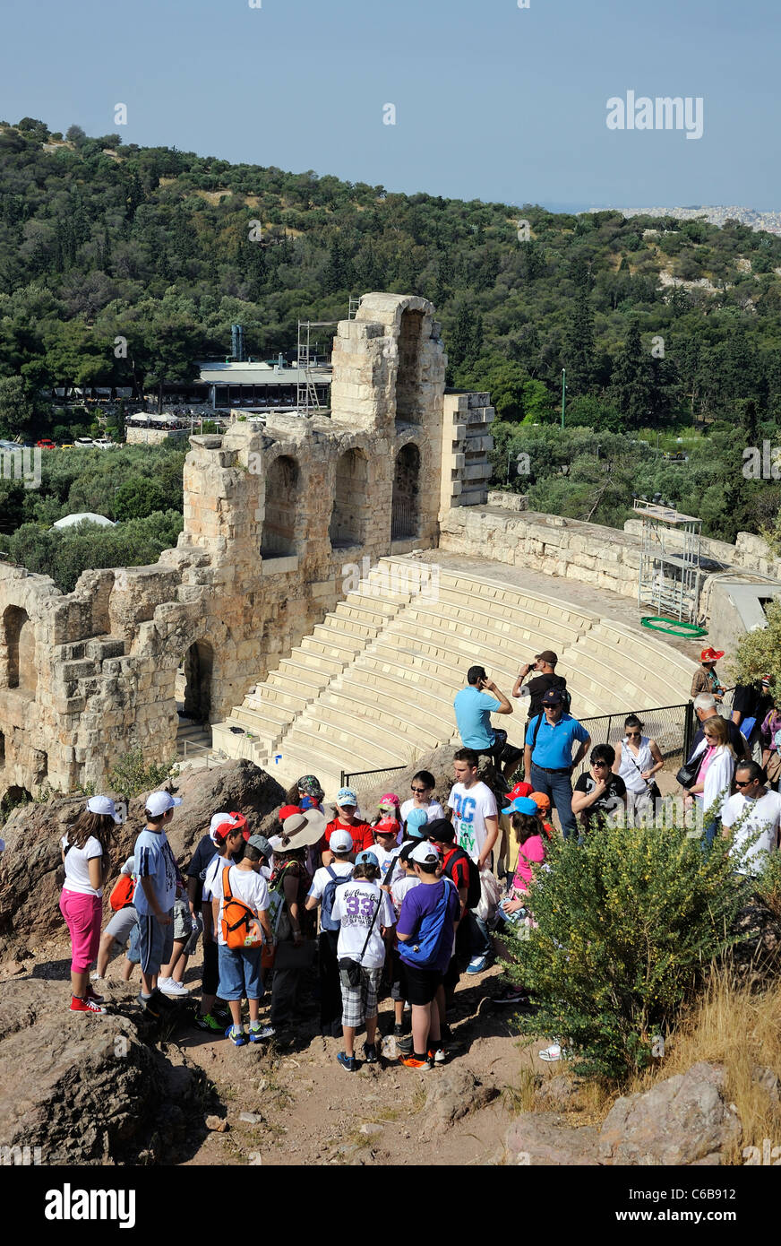 Élèves de l'école primaire visitant le théâtre de l'Acropole, Athènes, Grèce Banque D'Images