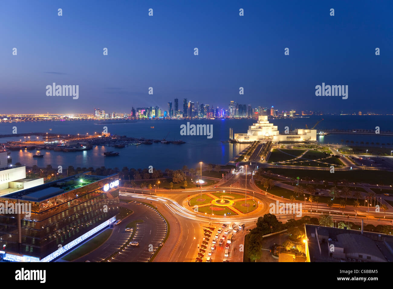 Le Qatar, au Moyen-Orient, Péninsule Arabe, Doha, augmentation de la vue sur le musée d'art islamique et le Dhow Harbour Banque D'Images