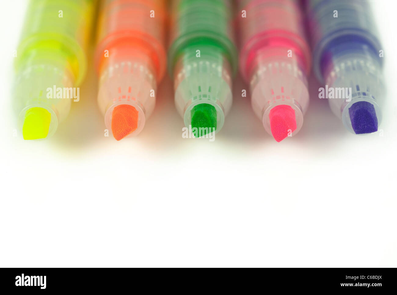 Close up de surligneurs colorés alignés isolated on white Banque D'Images