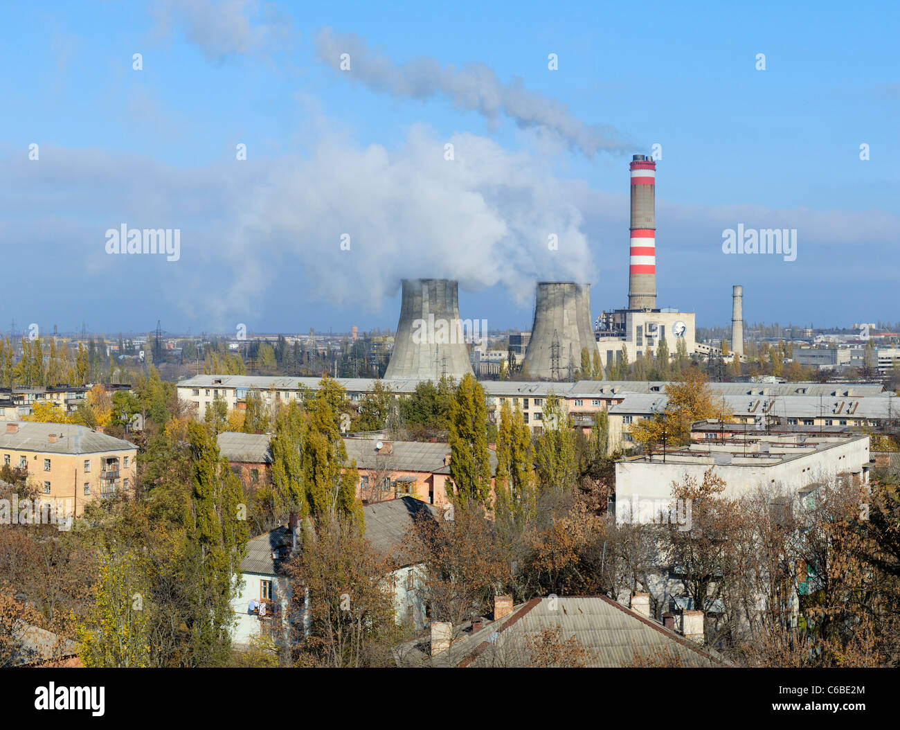 L'ère soviétique centrale thermique au milieu d'une zone résidentielle, Gresovskiy, l'autonomie de la Crimée, Ukraine. Banque D'Images