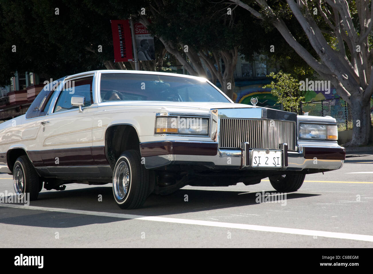 Un low rider fait baisser Valence dans le centre-ville de San Francisco Banque D'Images
