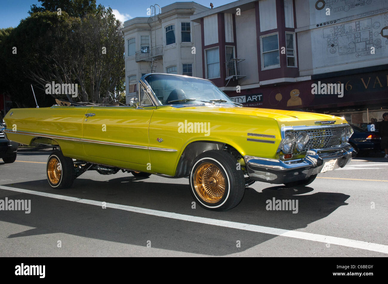 Un open top low rider fait baisser Valence dans le centre-ville de San Francisco Banque D'Images