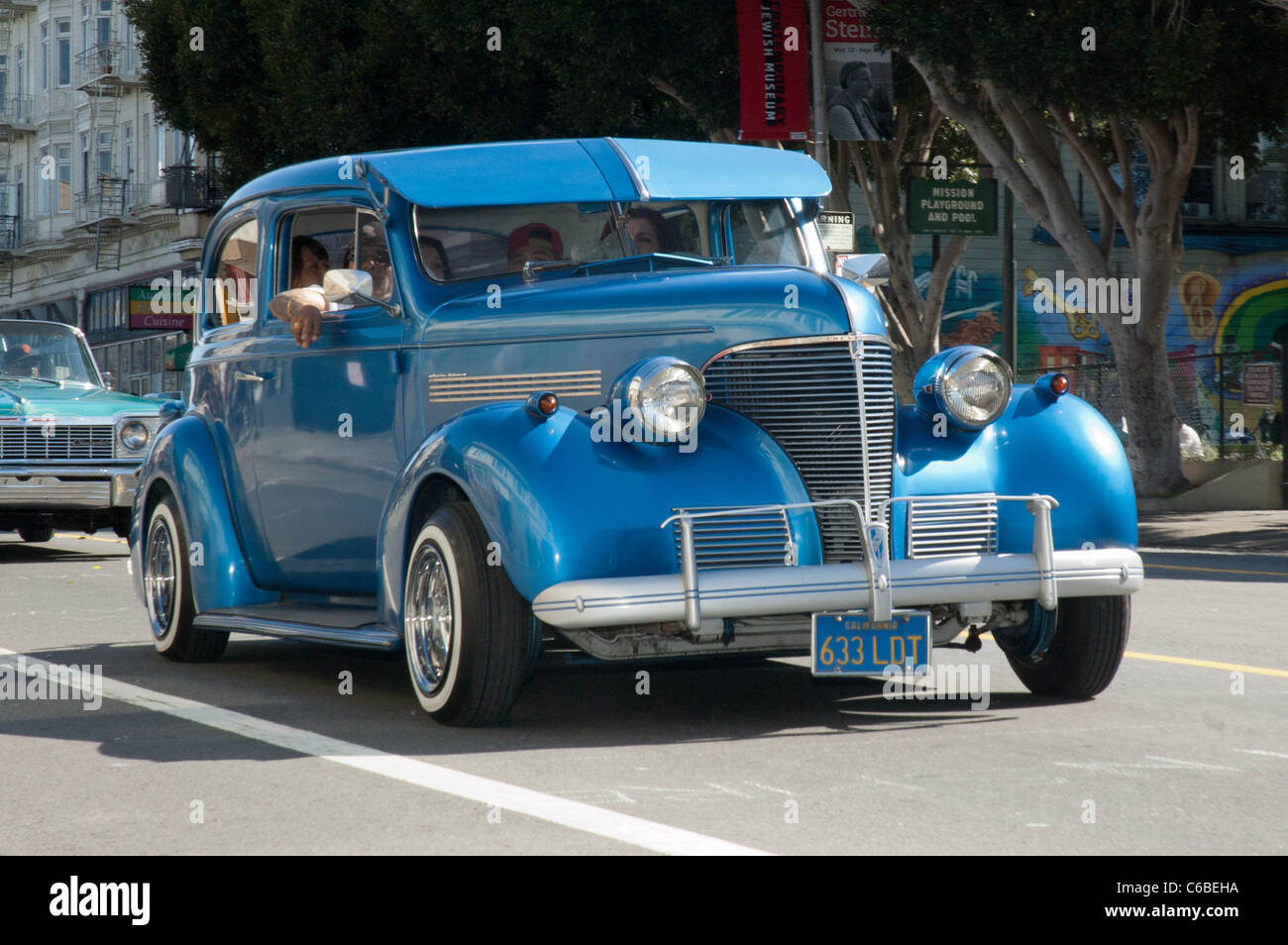 A blue low rider fait baisser Valencia à San Francisco Banque D'Images