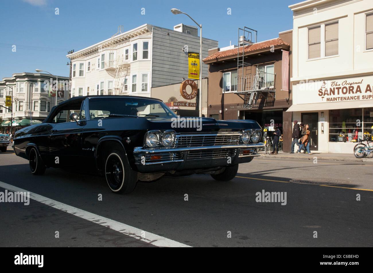 A black low rider fait baisser Valencia à San Francisco Banque D'Images
