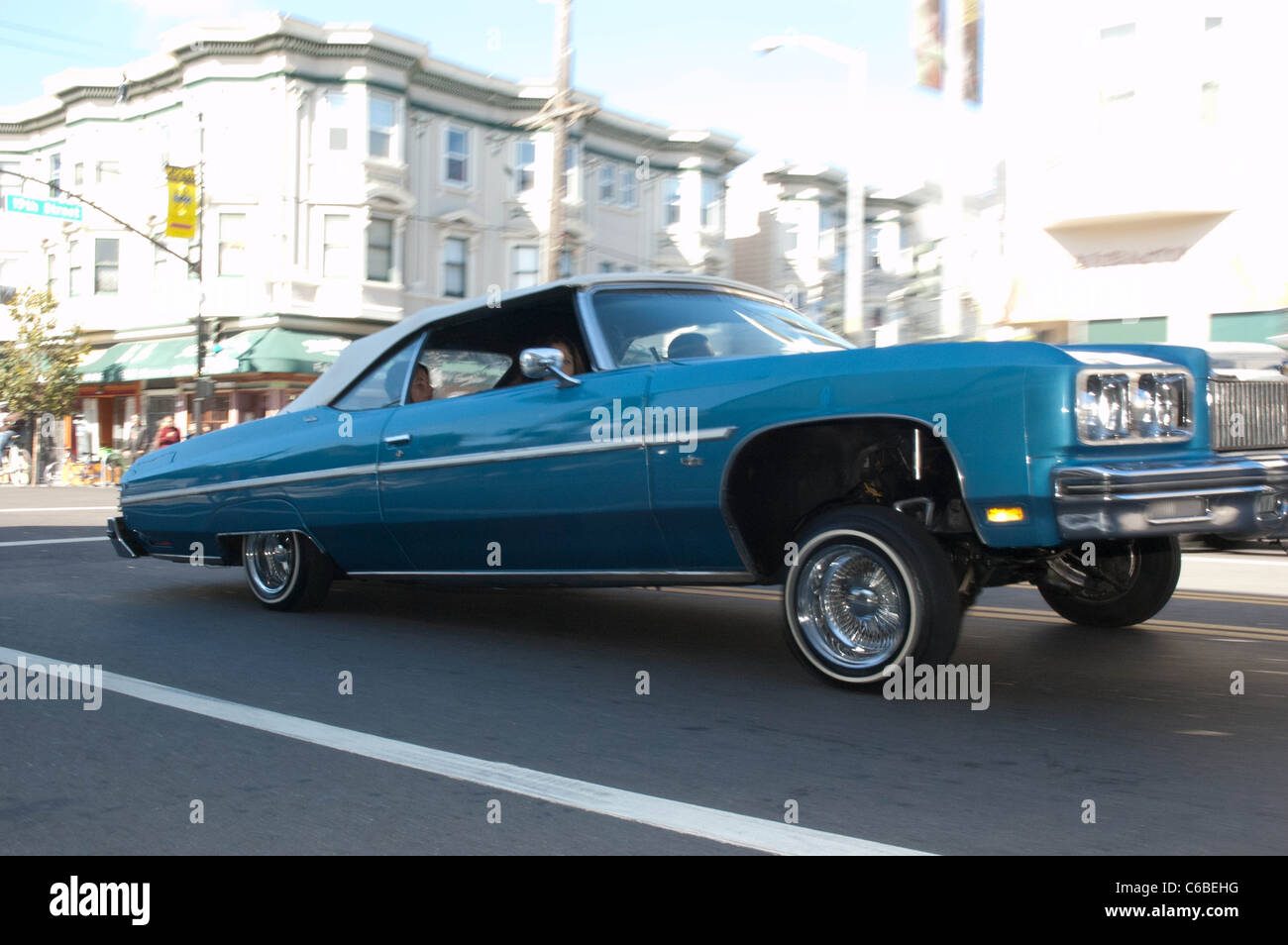 A blue low rider fait baisser Valencia à San Francisco Banque D'Images