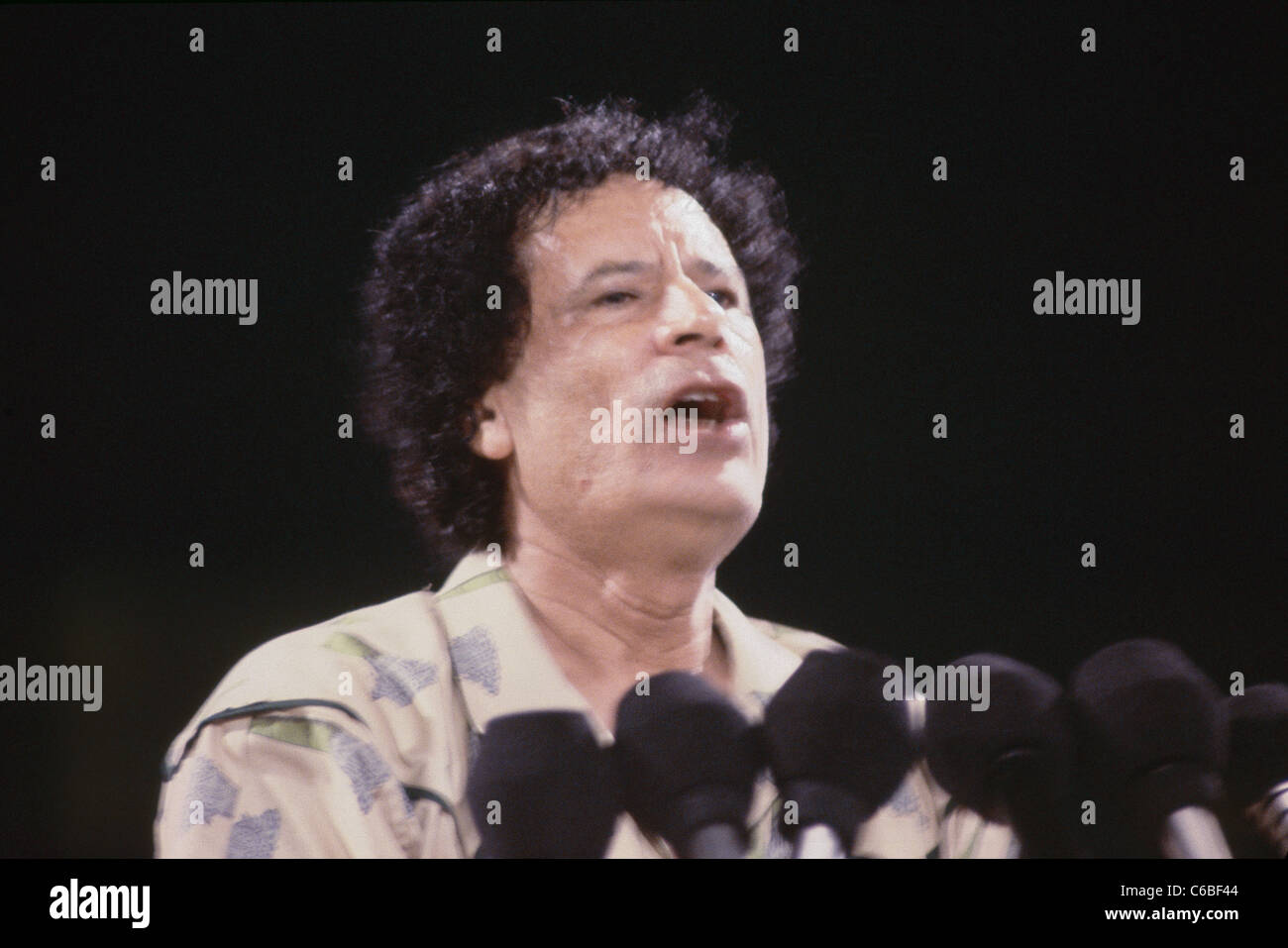 Mouammar Kadhafi prononce un discours comme l'eau douce s'écoule dans le réservoir d'Ajdabiya depuis le sud du désert les aquifères. Banque D'Images