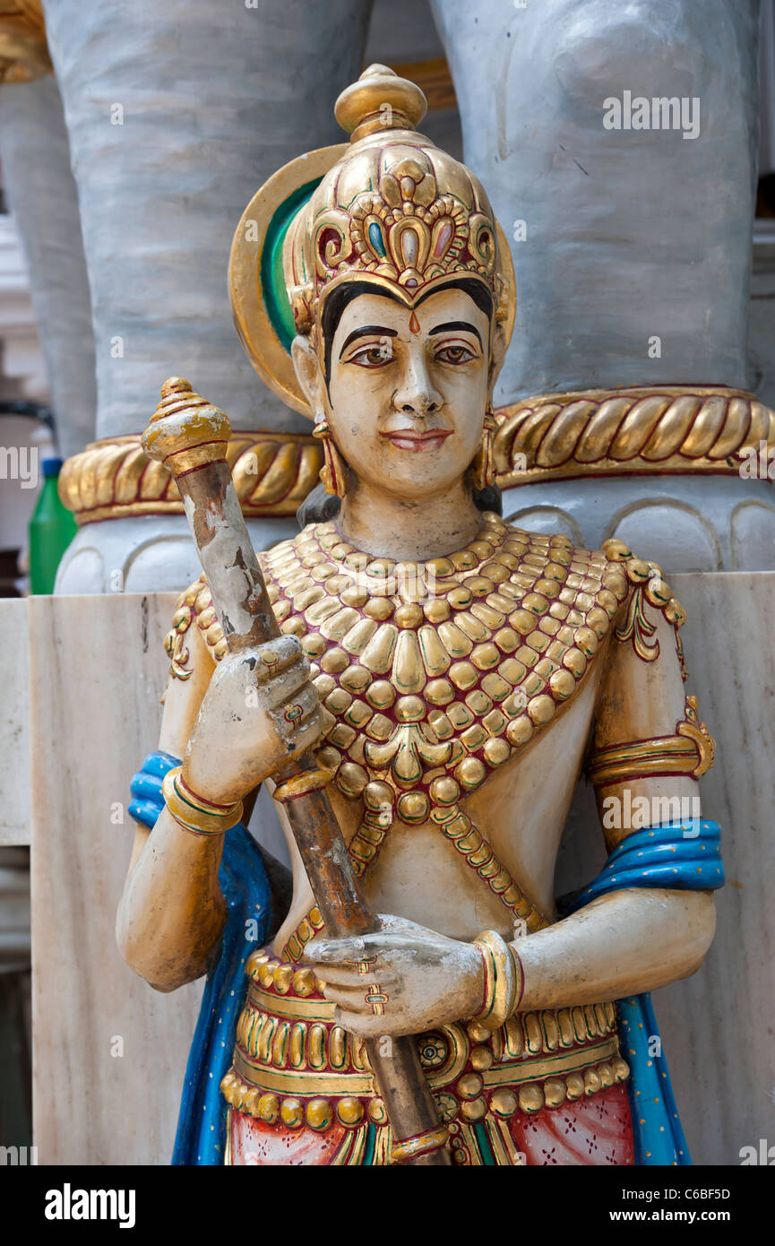 Statue à l'entrée de Babu Amichand Panalal Adishwarji Jain temple à Malabar Hill Mumbai, Inde Banque D'Images