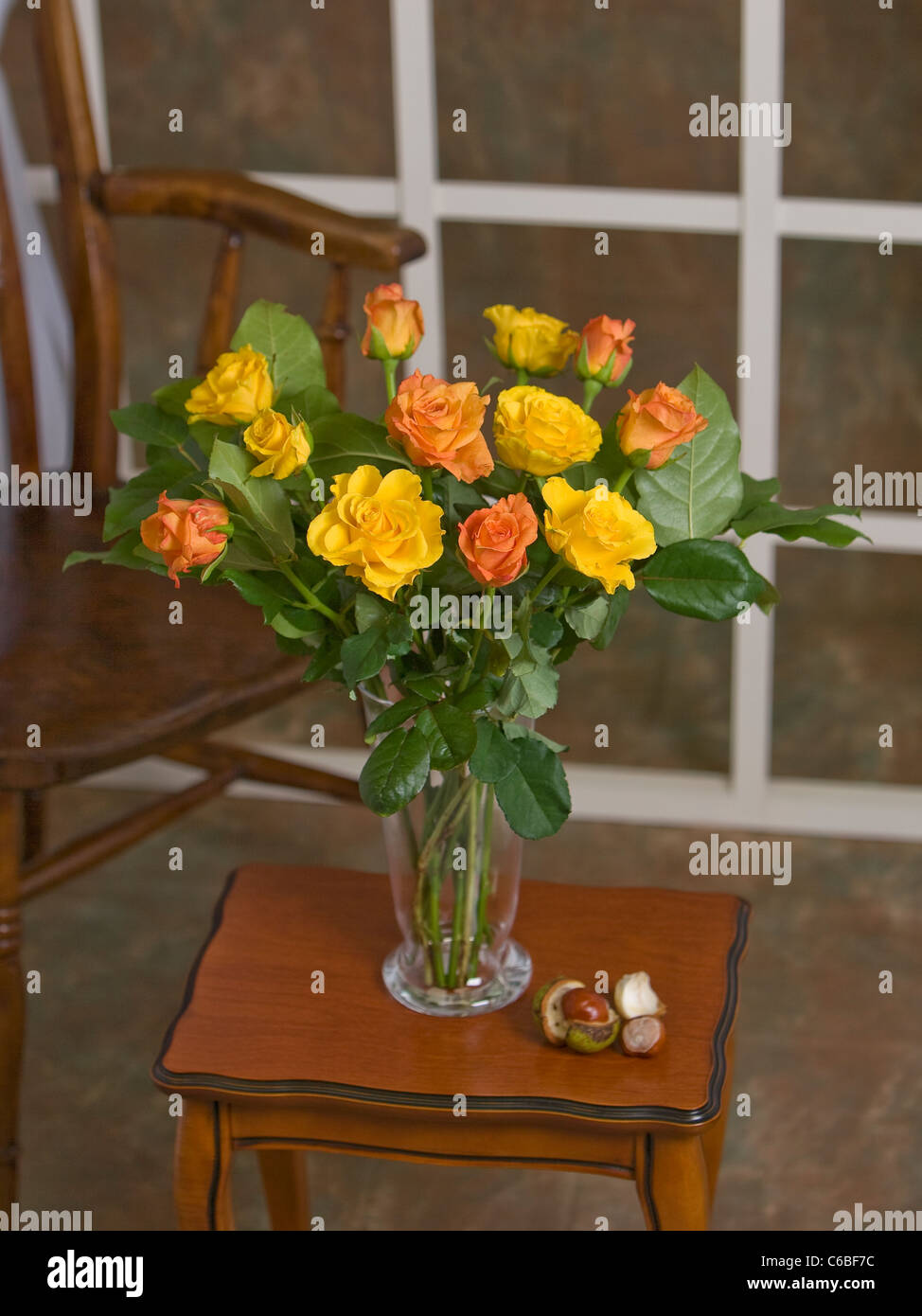 Un bouquet de roses orange et jaune Banque D'Images