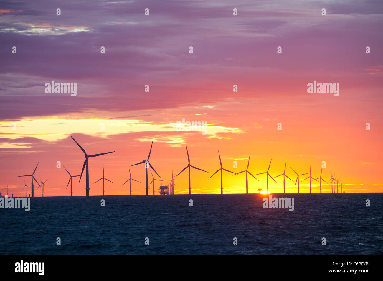 Le projet de parc éolien offshore de Walney off, Barrow in Furness, Cumbria, Royaume-Uni, au coucher du soleil. Banque D'Images