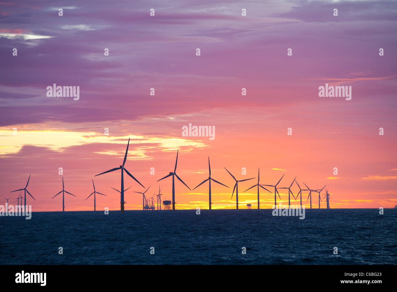 Le projet de parc éolien offshore de Walney off, Barrow in Furness, Cumbria, Royaume-Uni, au coucher du soleil. Banque D'Images