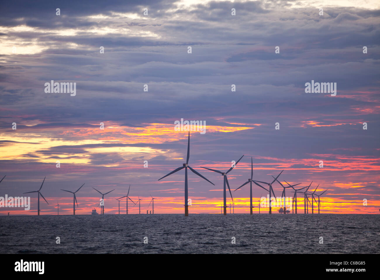 Le projet de parc éolien offshore de Walney off, Barrow in Furness, Cumbria, Royaume-Uni, au coucher du soleil. Banque D'Images