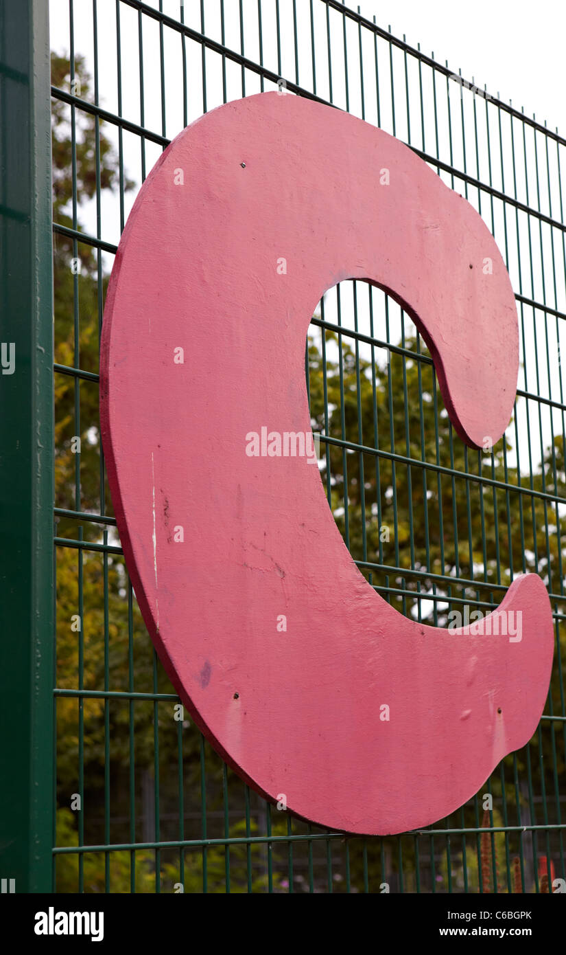 Lettre C sign on fence Banque D'Images