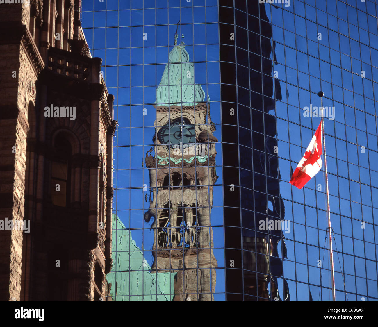 Parlement provincial reflète dans le centre-ville de gratte-ciel, Toronto, Ontario, Canada Banque D'Images