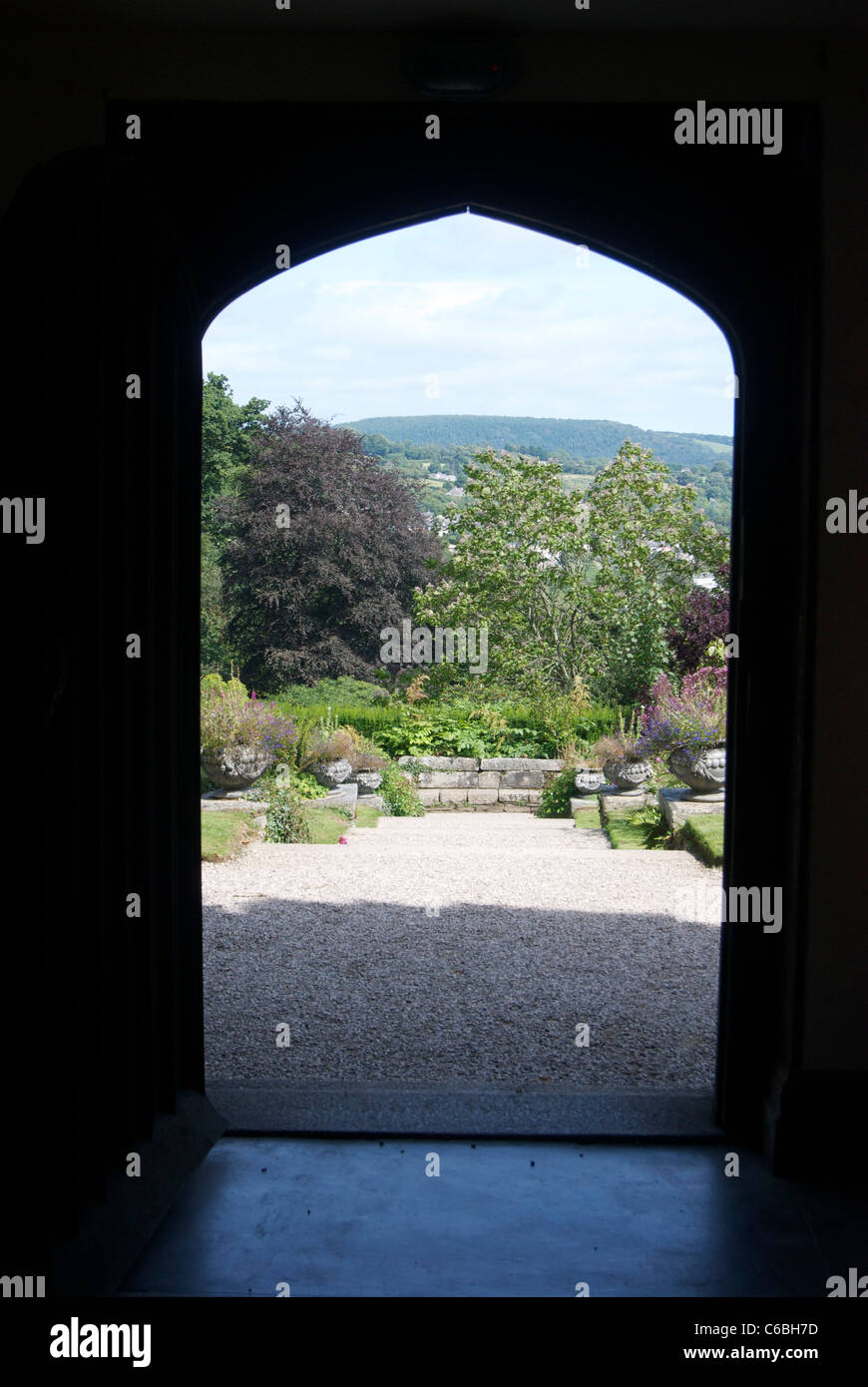 Voir à travers une porte donnant sur jardins Cotehele, Cornwall Photo Stock  - Alamy