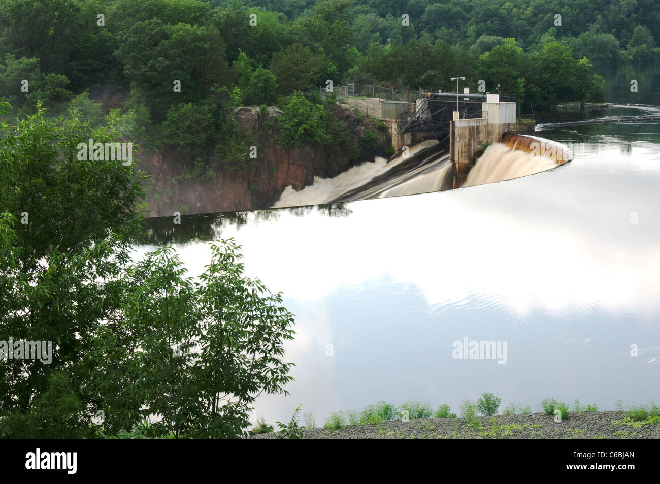 Barrage hydroélectrique de la rivière Sainte-Croix et chutes d'eau entourée de forêt Banque D'Images