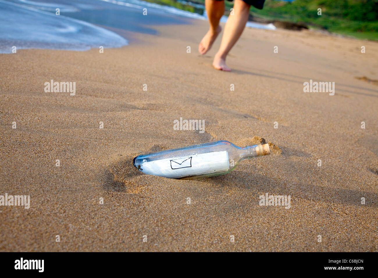 Mail dans une bouteille sur la plage Banque D'Images