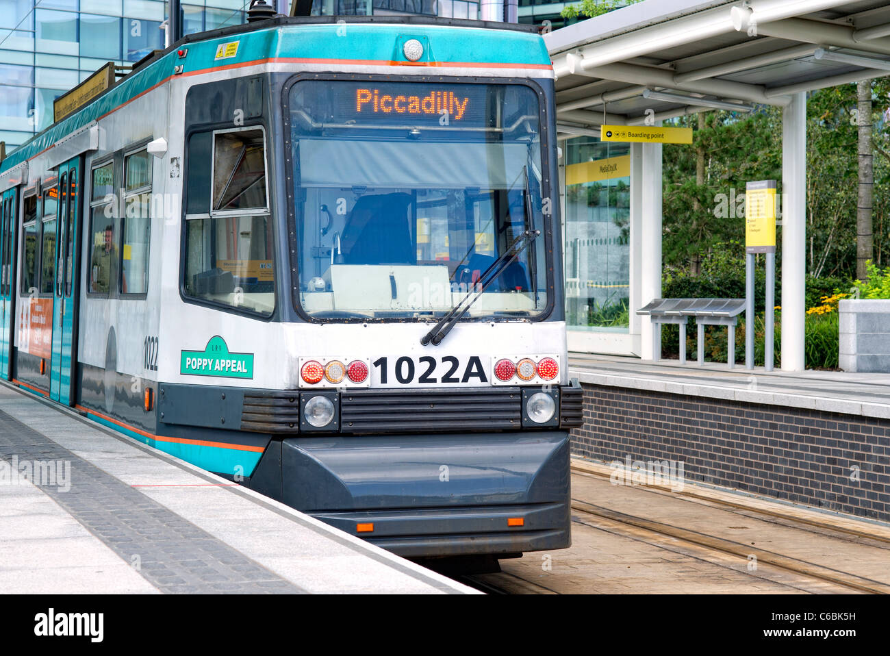 Vieux style tram bleu à Media City UK station à Salford, près de Manchester, partie de la système Metrolink Manchester Banque D'Images