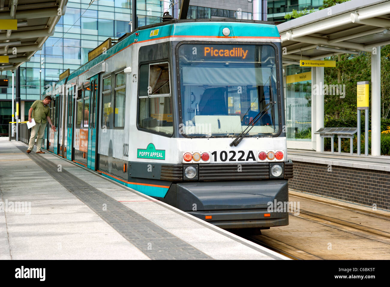 Vieux style tram bleu à Media City UK station à Salford, près de Manchester, partie de la système Metrolink Manchester Banque D'Images
