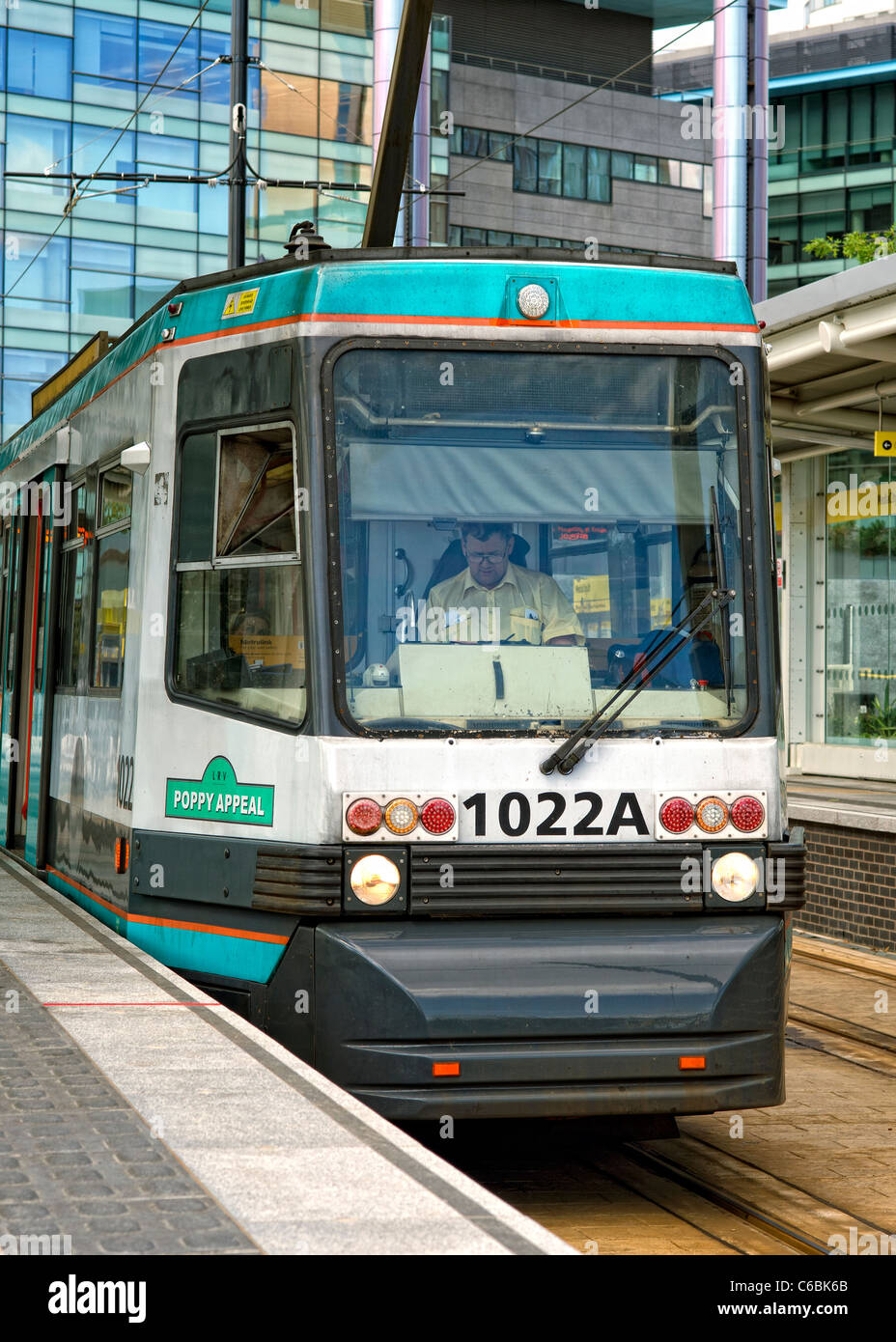 Vieux style tram bleu à Media City UK station à Salford, près de Manchester, partie de la système Metrolink Manchester Banque D'Images