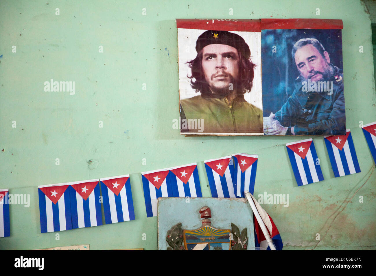Cuba, La Havane. Les dirigeants de la Révolution, Che Guevara et Fidel Castro. Décoration murale à l'intérieur d'un magasin. Banque D'Images