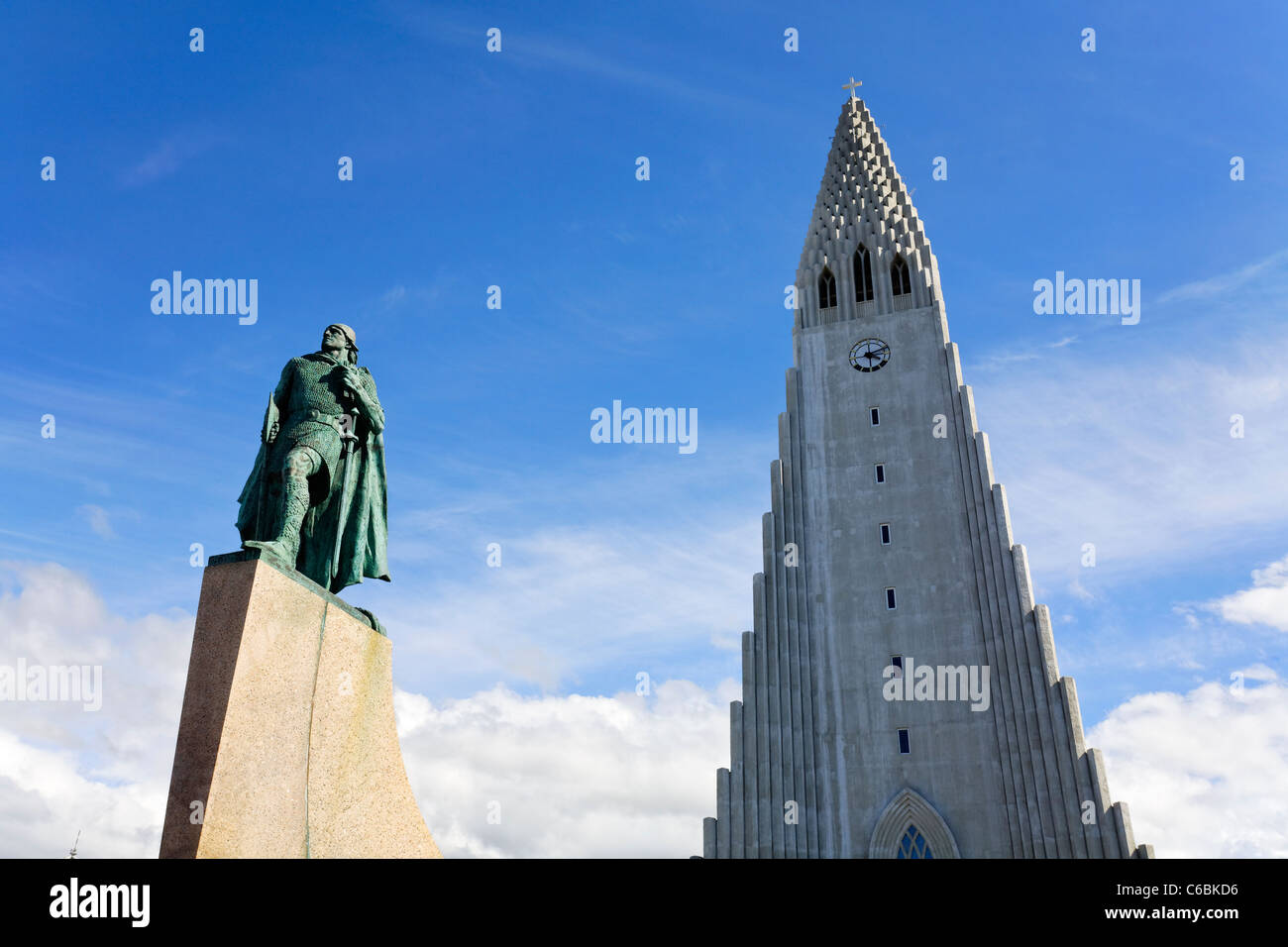 Statue de Comment Réserver Eiriksson en face de l'église Hallgrimskirkja, Rejyjavik, Islande Banque D'Images