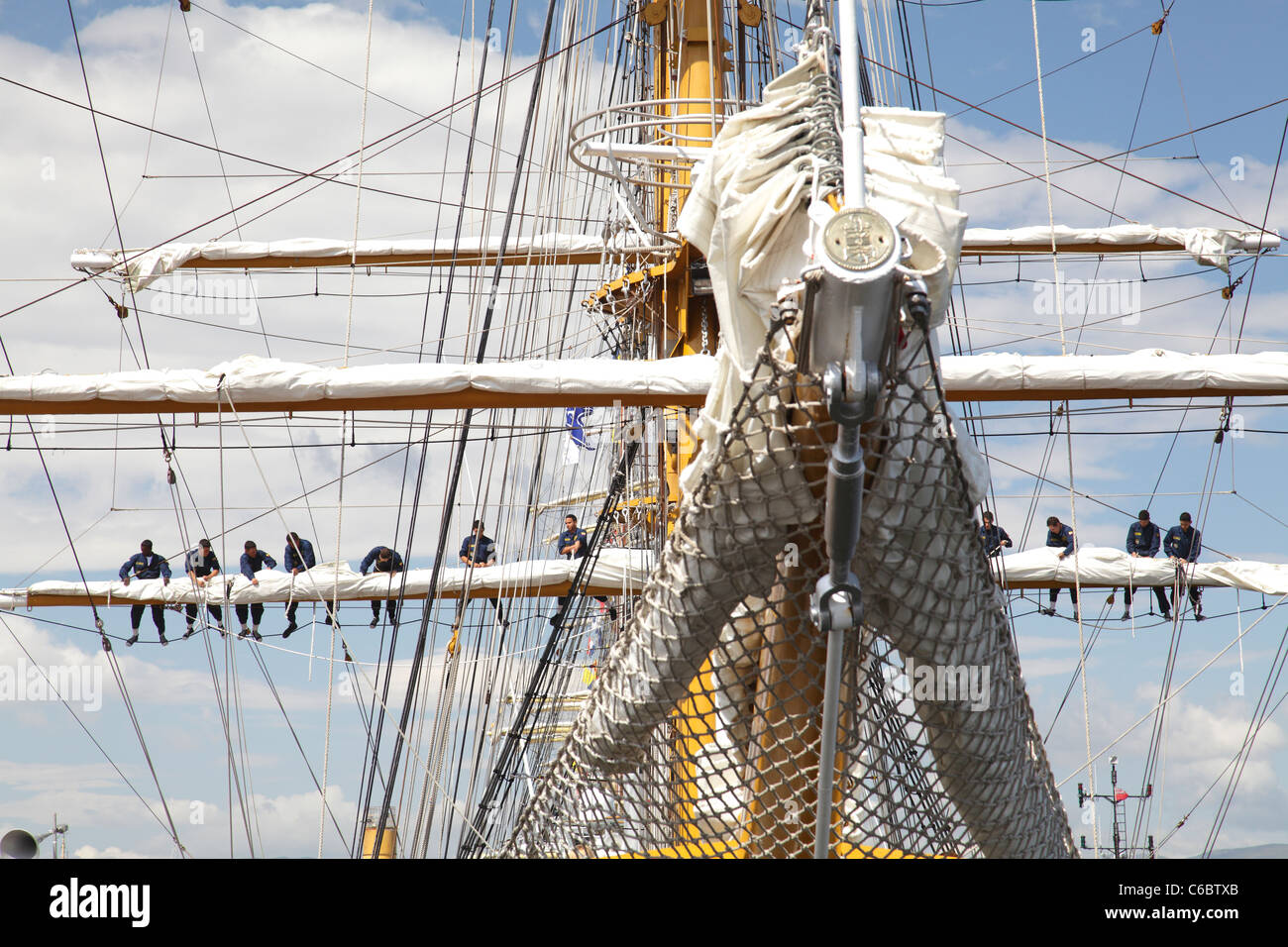 Tall Ships Race, membres d'équipage travaillant sur les voiles et le montage d'un navire dans le port, Greenock, Inverclyde, Écosse, Royaume-Uni Banque D'Images