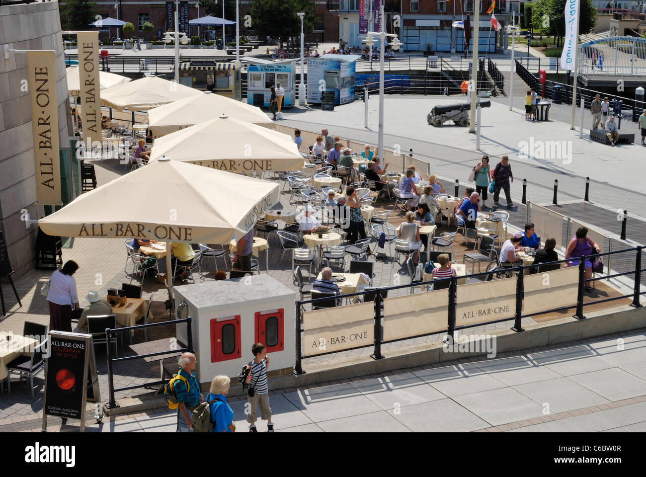 Restaurants et cafés à Gunwharf Quay à Portsmouth. Le Hampshire. L'Angleterre. Vu de l'étage supérieur Banque D'Images