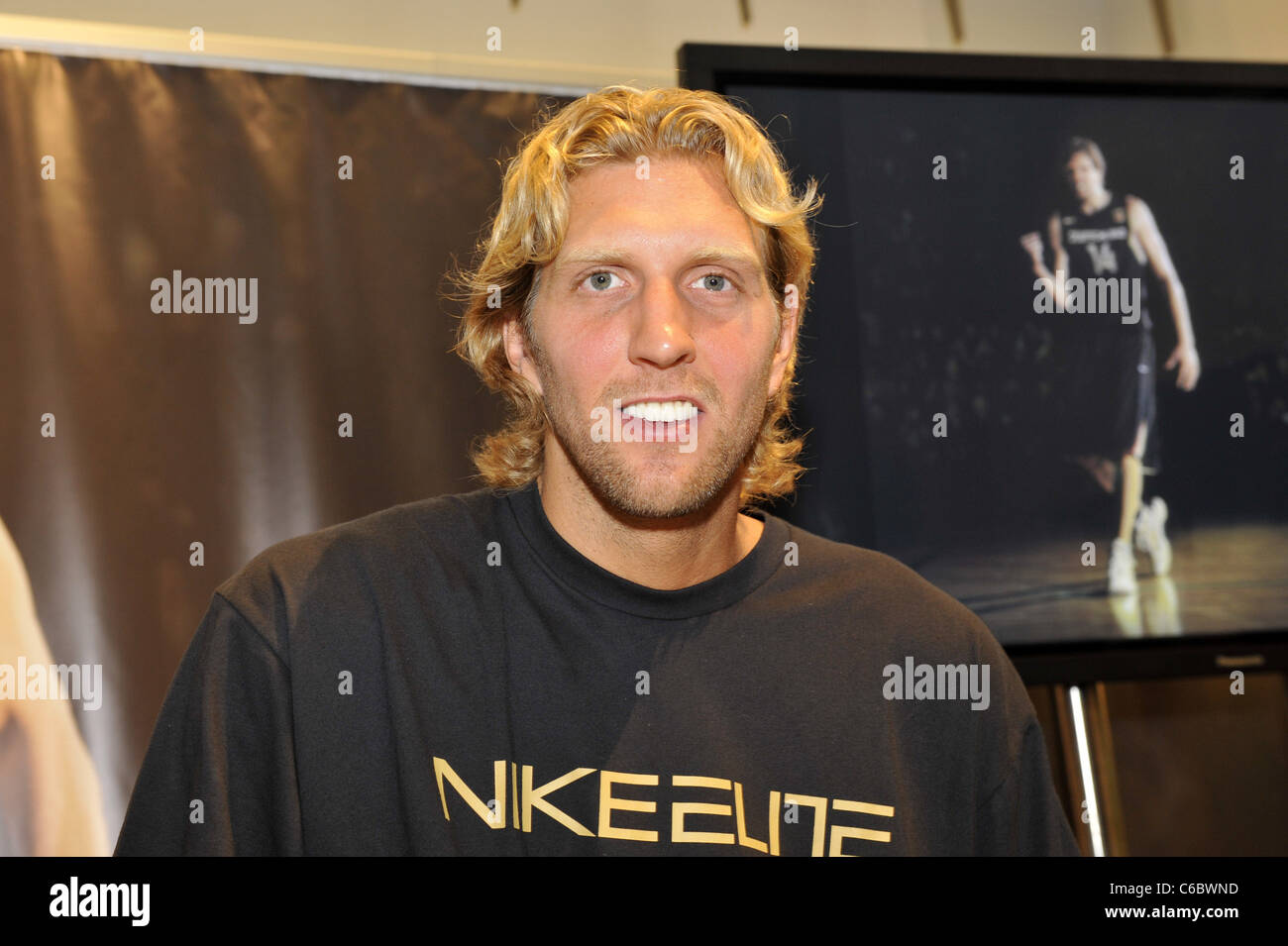 Joueur de basket-ball allemand Dirk Nowitzki de signer des autographes au magasin Niketown sur Kurfuerstendamm street. Berlin, Allemagne - Banque D'Images