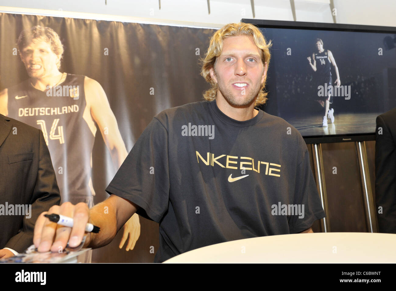 Joueur de basket-ball allemand Dirk Nowitzki de signer des autographes au magasin Niketown sur Kurfuerstendamm street. Berlin, Allemagne - Banque D'Images