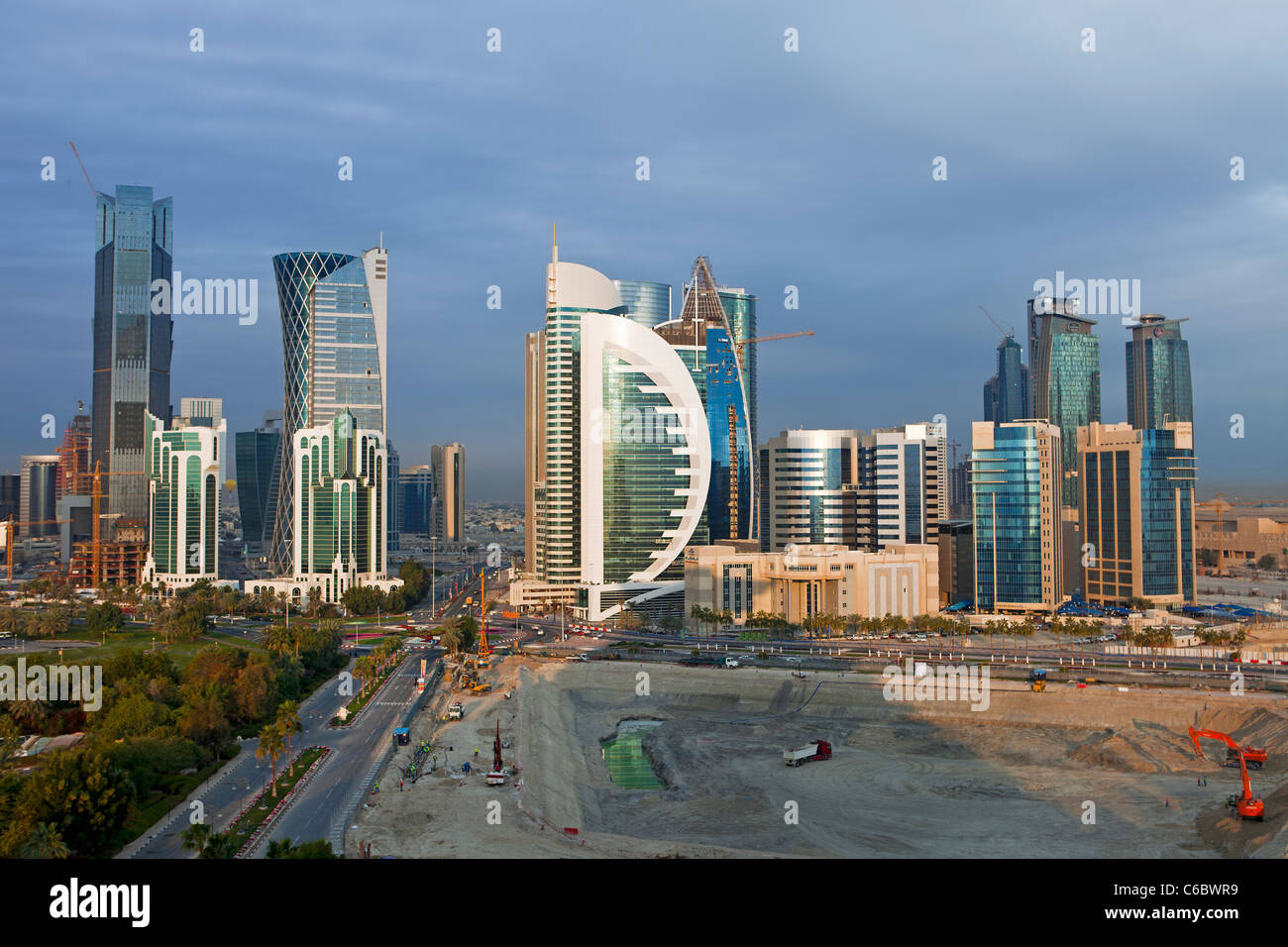 Le Qatar, au Moyen-Orient, Péninsule Arabe, Doha, nouvelle ligne d'horizon de la baie ouest du quartier financier du Centre de Doha Banque D'Images