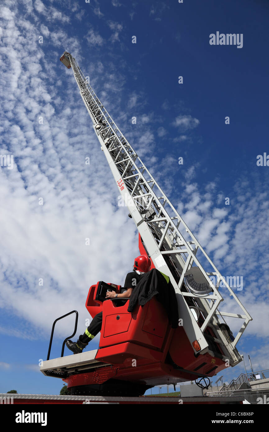 Servir avec l'incendie pompier camion échelle étendue. Banque D'Images