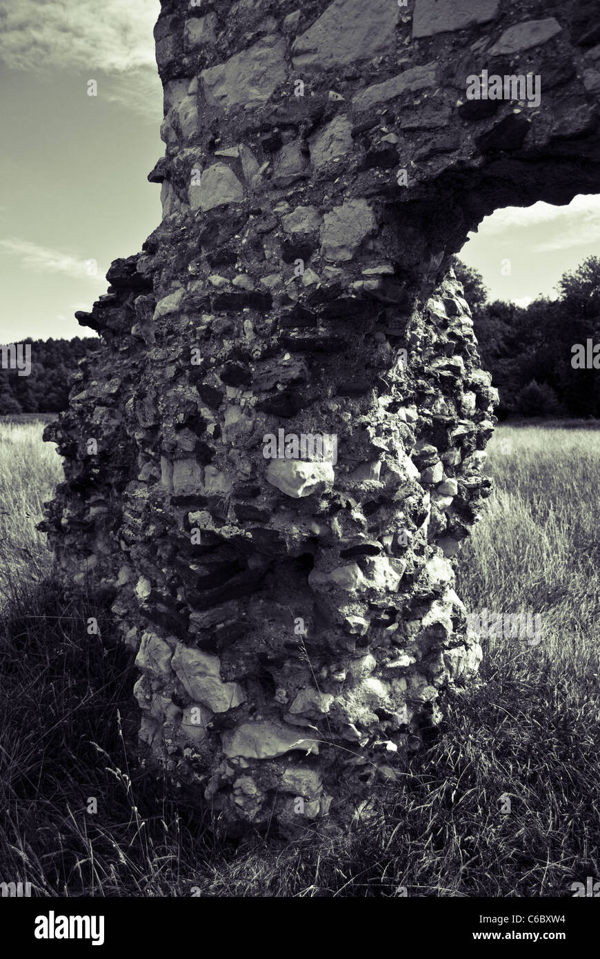 Les vestiges d'une arche en ruine à la fin du cloître Banque D'Images
