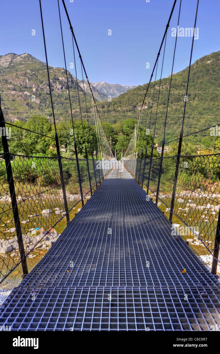 Pont suspendu au-dessus de la rivière Maggia au Tessin Banque D'Images