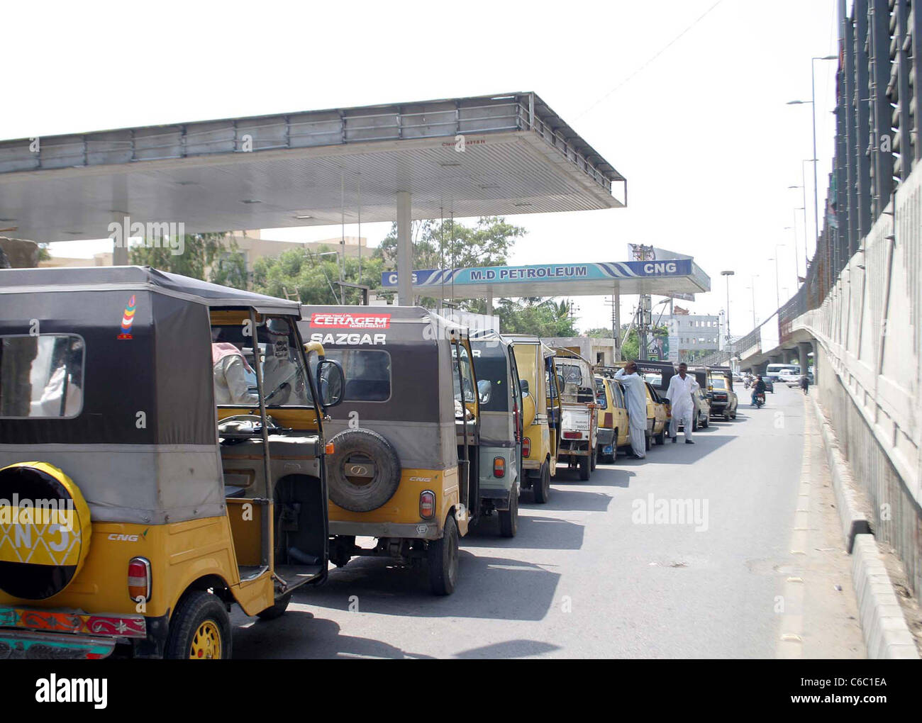 Vue d'une longue file d'attente des automobilistes à une station GNC ouvert lors d'une route au cours de journée de deuil et condamnation appelé Banque D'Images