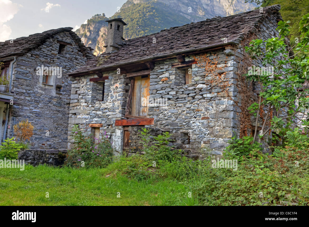 Vieilles maisons en pierre historique dans le style architectural typique de la Valle Maggia, Tessin Banque D'Images