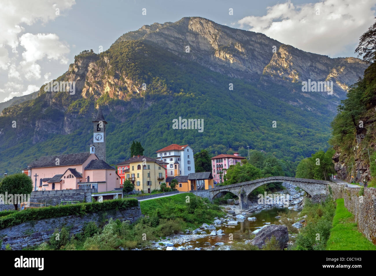 Bignasco est un village typique de la Valle Maggia, Tessin, avec un célèbre pont de pierre Banque D'Images