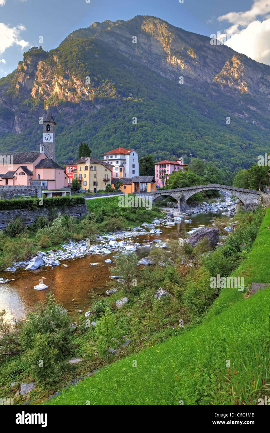 Bignasco est un village typique de la Valle Maggia, Tessin, avec un célèbre pont de pierre Banque D'Images