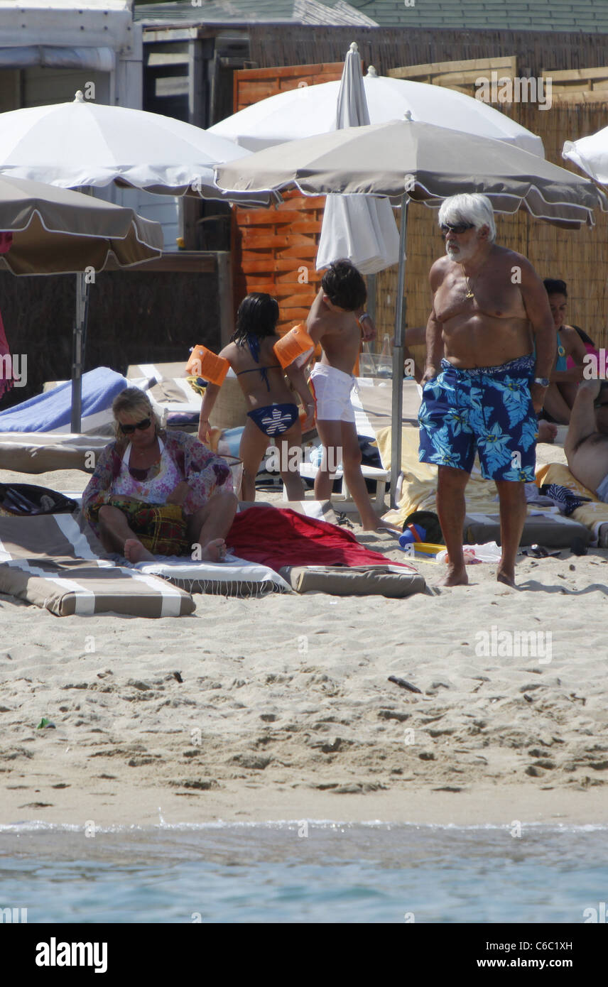 Mario Adorf et son épouse Monique à Ramatuelle Plage de Saint Tropez. Saint Tropez, France - 02.08.2010. Banque D'Images